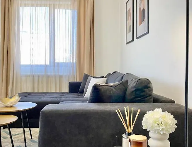 For 4 Guests Next To State Opera דירה *