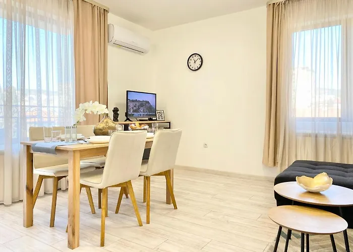 For 4 Guests Next To State Opera